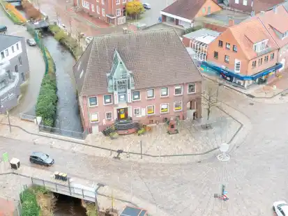 Das alte Friesoyther Rathaus aus der Luft: Im Januar soll &uuml;ber eine neue Nutzung verhandelt werden.