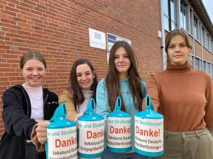 Auch Malina (von links), Jasmina, Ronja und Sarah sammeln in diesen Tagen f&uuml;r den Volksbund Deutsche Kriegsgr&auml;berf&uuml;rsorge.