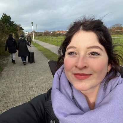 Auf dem Weg vom F&auml;hranleger in den Norderneyer Stadtkern sind auch in der Nebensaison mehr Menschen unterwegs als gedacht.