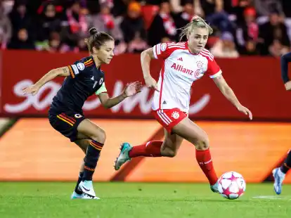 Die Bayern-Frauen um Georgia Stanway (r) verspielten gegen die AS Rom eine 2:0-F&uuml;hrung.