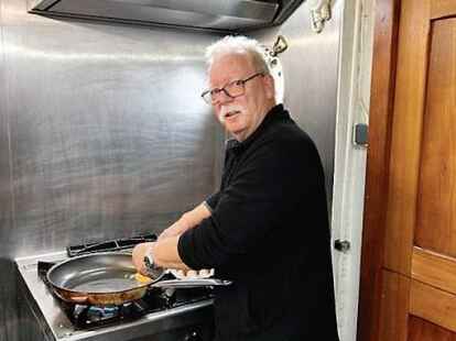 Nevio Cukon kocht in der Komb&uuml;se der &bdquo;Wal&ldquo;.