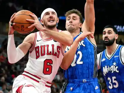 Alex Caruso (l) von den Chicago Bulls zieht zum Korb, w&auml;hrend Franz Wagner von den Orlando Magic verteidigt.