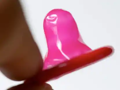 Einen weitreichenden Schutz vor STIs bieten Kondome - gegen manche Erreger wie Hepatitis B gibt es eine Impfung.