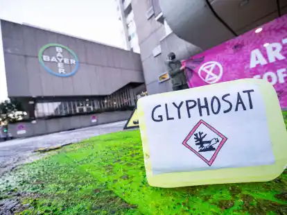 Ein Plastikcontainer mit der Aufschrift &laquo;Glyphosat&raquo; steht bei einer Protestaktion vor dem Eingang des Chemiekonzerns Bayer. Das Mittel bleibt zugelassen.
