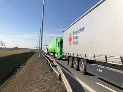 Der [k]nord-Transporter aus Ganderkesee zwischen dem Konvoi des Deutschen Roten Kreuzes.