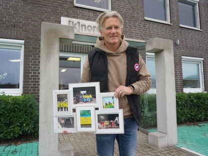 Andreas Lange heute: Der Gesch&auml;ftsf&uuml;hrer von [k]nord hat die Erinnerungen an den Hilfstransport in einem Bilderrahmen verewigt.