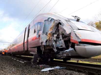 Stark besch&auml;digt stehen ein ICE und eine Regionalbahn auf der Strecke zwischen Hamburg und Bremen.