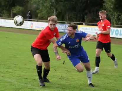 Wollen die Zeteler um Dennis Rehbein (in Blau) die Tabellenspitze nicht aus den Augen verlieren, ist ein Derbysieg in Jever fast schon Pflicht.