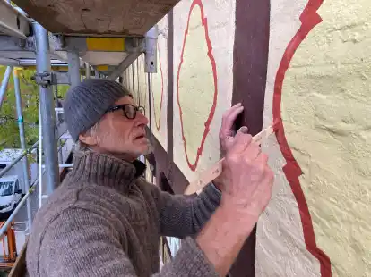 Baubiologe und Maler Bernd Eilers hat den Anstrich des Degodehauses &ndash; dort wo es notwendig war &ndash; erneuert.