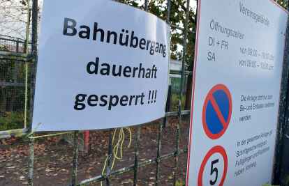 Damit jeder Spazierg&auml;nger und Passant sich nicht umsonst auf den Weg macht: Am Eingang Schwabenstra&szlig;e der Kleingartenanlage wird auf die Sperrung hingewiesen. Bild Ute Lipperheide