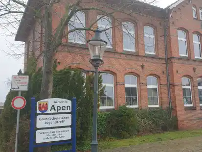 Noch gibt es auf der Infotafel vor dem Aper Schulzentrum (rechts der historische Trakt des Komplexes) einen Hinweis auf die Au&szlig;enstelle des Gymnasiums Westerstede: Doch zum Sommer 2024 soll die Au&szlig;enstelle nach 20 Jahren geschlossen werden.