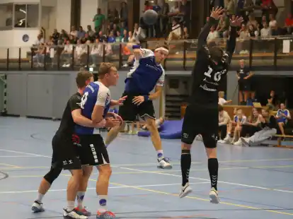 Wieder dabei: Jonas Schepker (beim Wurf) trifft mit der TSG Hatten-Sandkrug am Samstag auf Bremerv&ouml;rde.