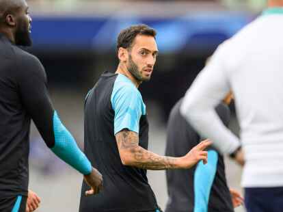 Hakan Calhanoglu (M) f&auml;llt f&uuml;r das Spiel gegen die DFB-Elf aus.