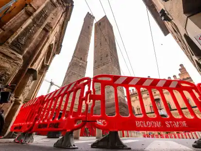 Die italienische Stadt Bologna bangt um eines ihrer Wahrzeichen: den ber&uuml;hmten schiefen Garisenda-Turm.