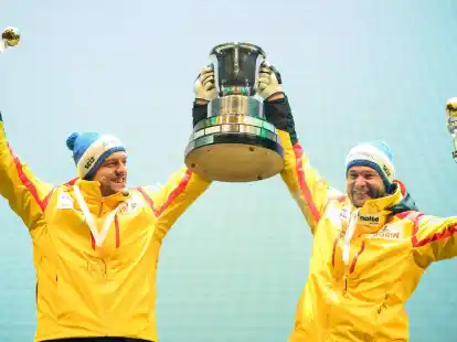 Johannes Lochner (r) und sein Anschieber Georg Fleischhauer siegten auch in Peking.