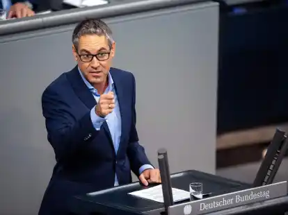 Michael Schrodi (SPD) spricht bei der Sitzung des Bundestags zu den Abgeordneten. Thema ist das Wachstumschancengesetz.