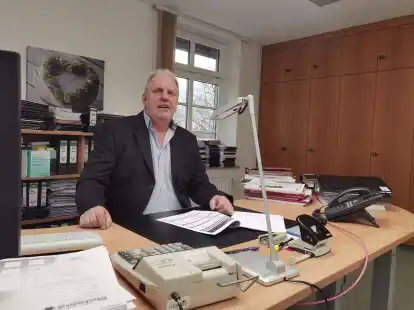 Gerhard Schuster ist der K&auml;mmerer der Samtgemeinde Holtriem. Seit fast 50 Jahren arbeitet er f&uuml;r die Samtgemeinde &ndash; er gibt einen Ausblick auf die kommenden Jahre.