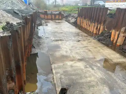 Arbeiten an der neuen Ripken-Br&uuml;cke in Augustfehn II: Die Sohle f&uuml;r das Br&uuml;ckenbauwerk ist fertig, nun sollen am Samstag Br&uuml;ckenteile eingesetzt werden.