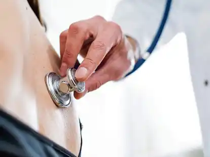 Untersuchung bei einem Arzt:  Ab dem 18. November beginnt nach Berechnungen in Niederachsen die unbezahlte Patientenversorgung bis zum Jahresende.