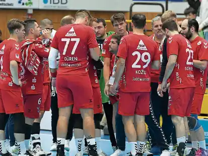 Die Drittliga-Handballer des Wilhelmshavener HV von Trainer Christian Köhrmann (Bildmitte) kämpfen an diesem Samstagabend beim Staffel-Mitfavoriten TV Emsdetten um wichtige Punkte.