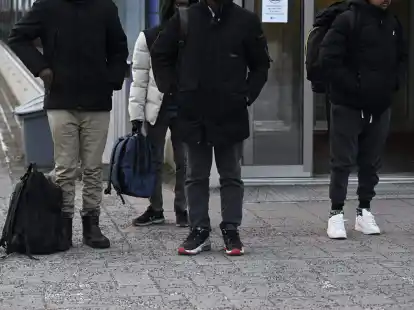 Migranten kommen nach ihrer Ausreise aus Russland an der Nuijamaa-Grenzstation zwischen Russland und Finnland an.