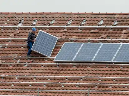 Auf welchen D&auml;chern in der Gemeinde D&ouml;tlingen k&ouml;nnen PV-Anlagen installiert werden? Das soll eine Machbarkeitsstudie zeigen (Symbolbild).
