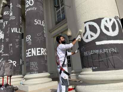 Am Tag nach dem Ende der documenta fifteen werden die S&auml;ulen des Fridericianums in Kassel &uuml;bermalt.