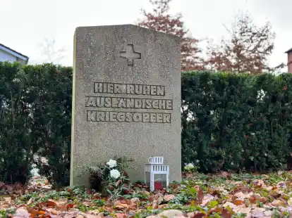 &bdquo;Hier ruhen ausl&auml;ndische Kriegsopfer&ldquo; steht auf einem Grabstein auf dem katholischen Friedhof Friesoythe. Dieses Sammelgrab soll aus der Anonymit&auml;t geholt werden.