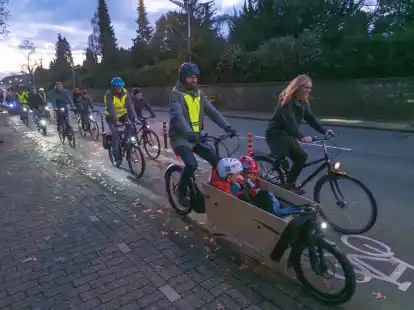 Unterwegs auf der Protected Bike Lane: Die Demo f&uuml;hrte auf der Nadorster Stra&szlig;e entlang.