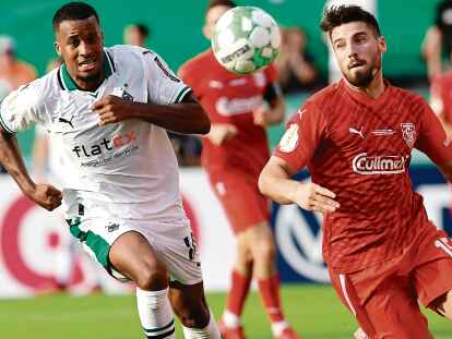 Der Oberligist TuS Bersenbr&uuml;ck war in dieser Saison bereits im DFB-Pokal aktiv. Das Team (rechts Patrick Papachristodoulou) unterlag dabei in der ersten Runde in Osnabr&uuml;ck dem Bundesligisten Borussia M&ouml;nchengladbach (links Alassane Plea) mit 0:7. Nun trifft Bersenbr&uuml;ck im Ligaspiel auf den VfL Oldenburg.