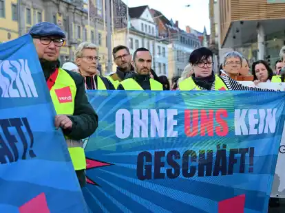 Besch&auml;ftigte verschiedener Einzelhandelsunternehmen demonstrierten am 10. November in Erfurt.