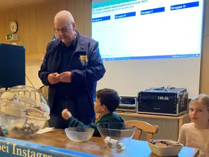 Auslosungsleiter Hans-Adolf Tebben brachte es auf den Punkt: Seine Losfeen hatten ein gutes H&auml;ndchen.