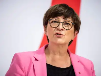&laquo;Klar ist, wir werden weder beim Klimaschutz und seiner sozialgerechten Ausgestaltung noch beim Sozialstaat Einsparungen zulassen&raquo;, sagt SPD-Parteichefin Saskia Esken.