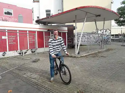 Frank Glanert an dem neuen Treffpunkt f&uuml;r Radfahrerinnen und Radfahrer.