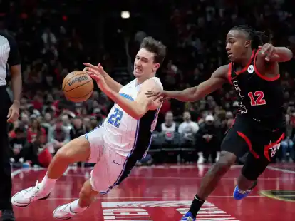 Orlandos Franz Wagner (l) erzielte 21 Punkte gegen die Chicago Bulls.