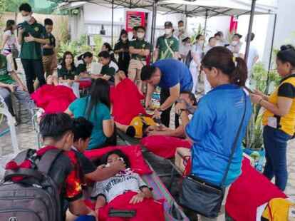 Freiwillige k&uuml;mmern sich um Menschen, die von dem Erdbeben betroffen sind, das General Santos City im S&uuml;den der Philippinen ersch&uuml;ttert hat.