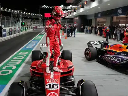 Ferrari-Pilot Charles Leclerc jubelt in Las Vegas &uuml;ber die Pole Position.
