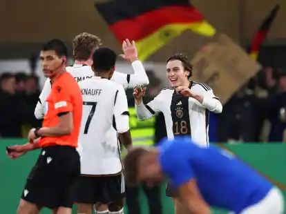 Rocco Reitz (r) feiert seinen Treffer gegen Estland.