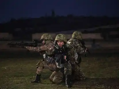 Armenische Soldaten nehmen an einer Nacht&uuml;bung teil.