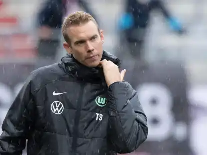 Siegte mit Wolfsburgs Frauen gegen Duisburg: Trainer Tommy Stroot.