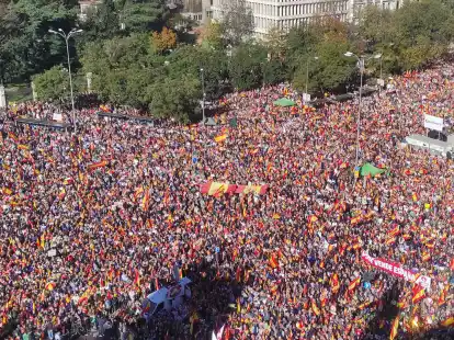 Zehntausende Menschen protestieren in Madrid gegen die geplante Amnestie f&uuml;r katalanische Separatisten und andere Zugest&auml;ndnisse.