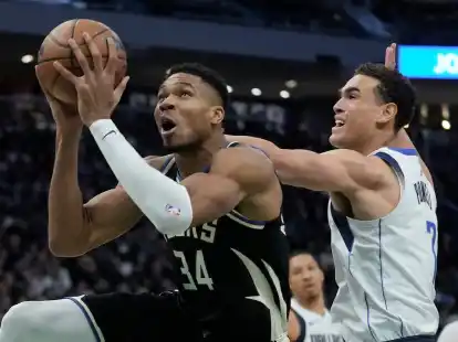 Giannis Antetokounmpo (l) von den Milwaukee Bucks erzielte 40 Punkte gegen die Dallas Mavericks.