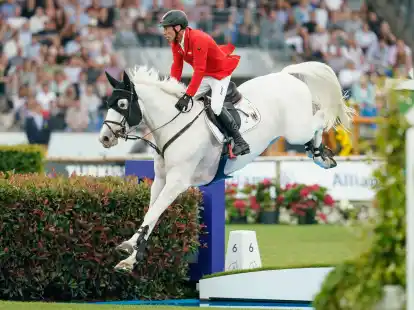 Hans-Dieter Dreher aus Deutschland auf dem Pferd Elysium ritt  mit dem Nationalteam in Barcelona auf Platz eins.