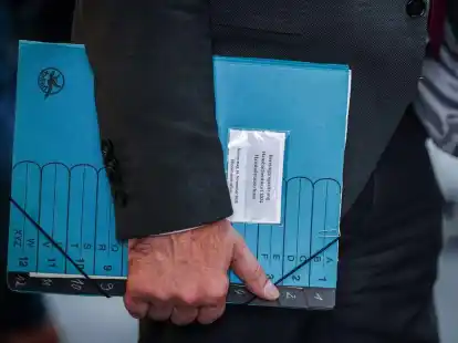 Der Haushaltsentwurf 2024 in Papierform.