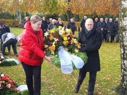 Gabriele Heckmann und Neidhard Varnhorn bei der Kranzniederlegung in Cloppenburg.