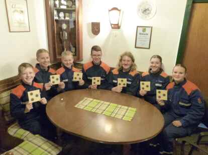 Jelke Schulze (von links), Jana Lange, Kea Schulze Leon von Felde, Ben Harms, Lina Schulze und Charlotta Lehner zeigen ihre Zielscheiben.