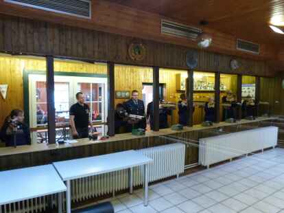 Die Jugendlichen der Jugendfeuerwehr Sillenstede beim Schie&szlig;en auf dem Schie&szlig;stand des Sch&uuml;tzenvereins Accum.