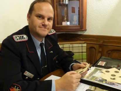 Schortens' Stadtjugendwart S&ouml;ren Ideus beim auswerten der Zielscheiben.