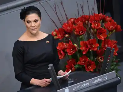 Die schwedische Kronprinzessin Victoria spricht bei der zentralen Gedenkveranstaltung zum Volkstrauertag im Deutschen Bundestag.