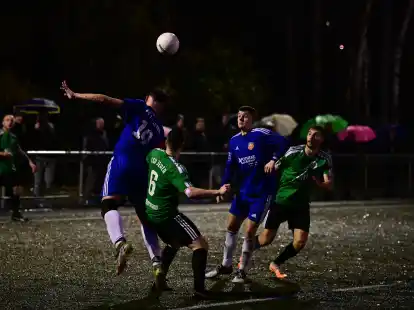 In einer umk&auml;mpfen Partie mit vielen Zweik&auml;mpfen zog der FSV Jever (in Gr&uuml;n) gegen Zetel den K&uuml;rzeren.